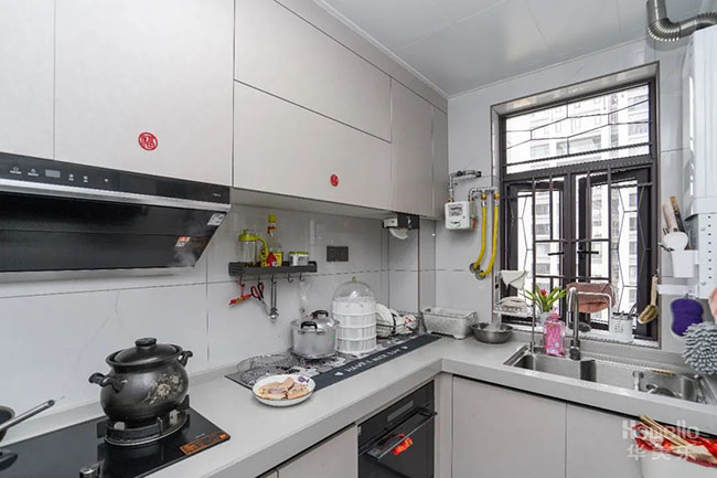 142㎡四居，客廳中打造休閑吧臺，這種戶型設計實用又舒適